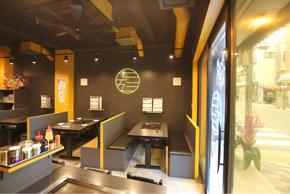 オープン後に予期せぬ設備の制約が見つかり、追加コストが発生した。